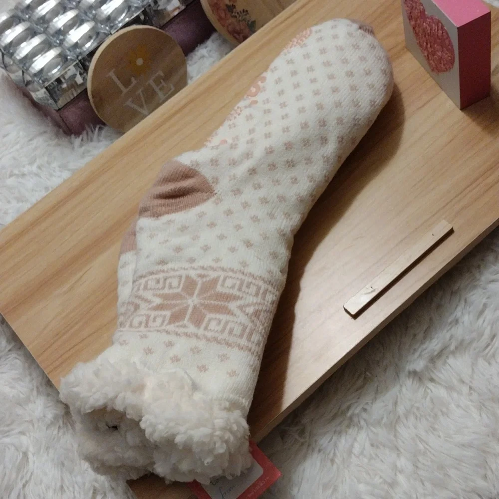 Muk Luks Cozy Cream and Pink Patterned Socks 🆕